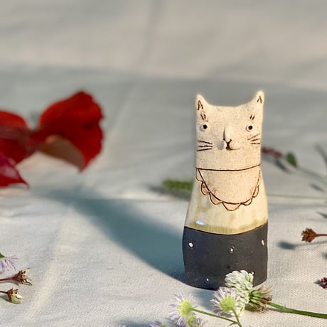平野照子　猫花入れ　白エプロン水玉