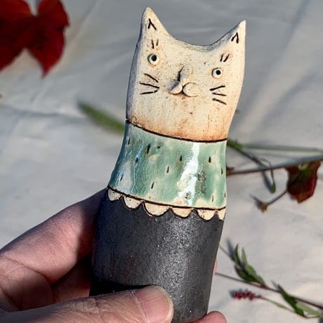 平野照子　猫花入れ　織部襟黒