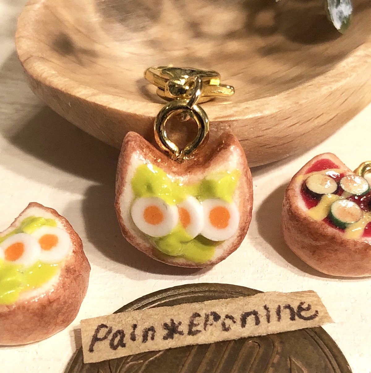 にゃんこピザトーストチャーム：アボカドたまご | Pain＊Eponine