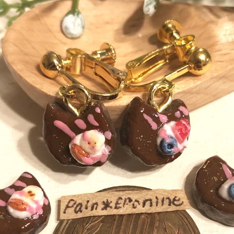 【片耳】にゃんこチョコレートケーキイヤリング