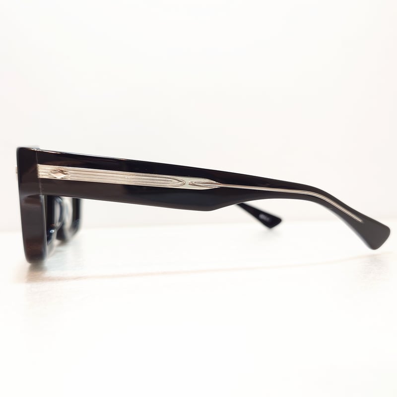 エフェクター　CODA シャープですっきりしたフォルムと、エフェクターらしい無骨さを