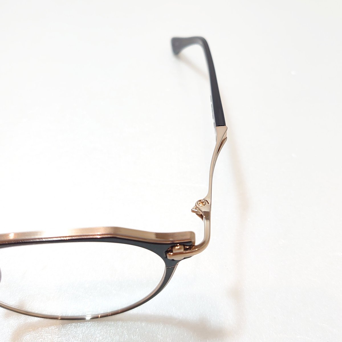 TAYLOR WITH RESPECT relief Col.01 | OPTICAL TAI