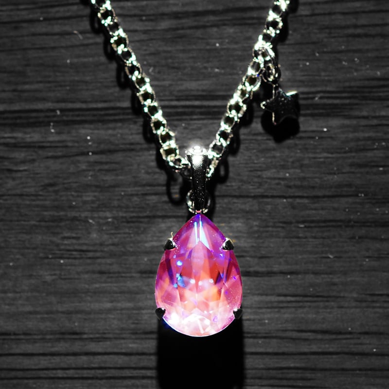 スワロフスキー ペンダント 躑躅色 (Tsutsujiiro) 虹 40cm | The Co