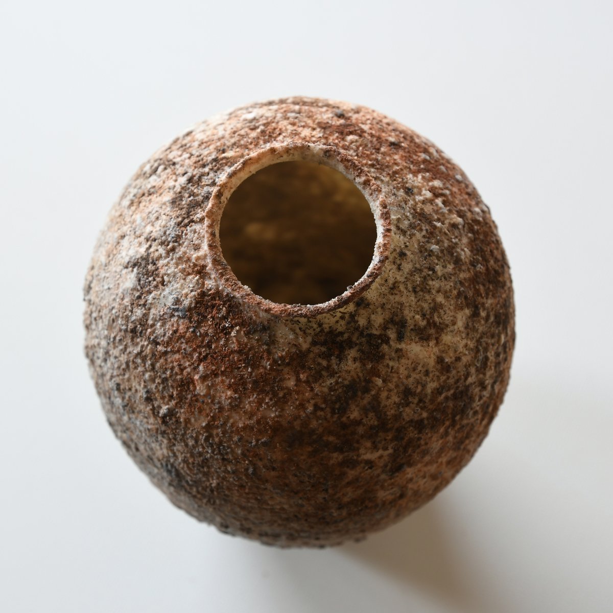 松本治幸：白磁窯変花器 /A40-2 | 市之倉さかづき美術館 ギャラリー宙