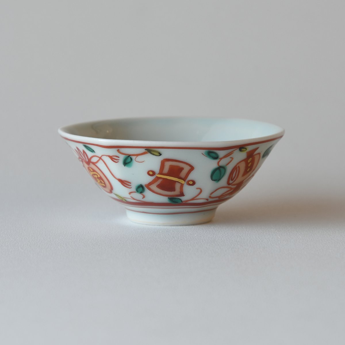 骨董 赤絵 宝尽くし文 片口高台盃 透かし高台 渦文　馬上杯 時代物　インテリア 赤絵宝尽くし文盃（2個セット） | 市之倉さかづき美術館 ギャラリー宙