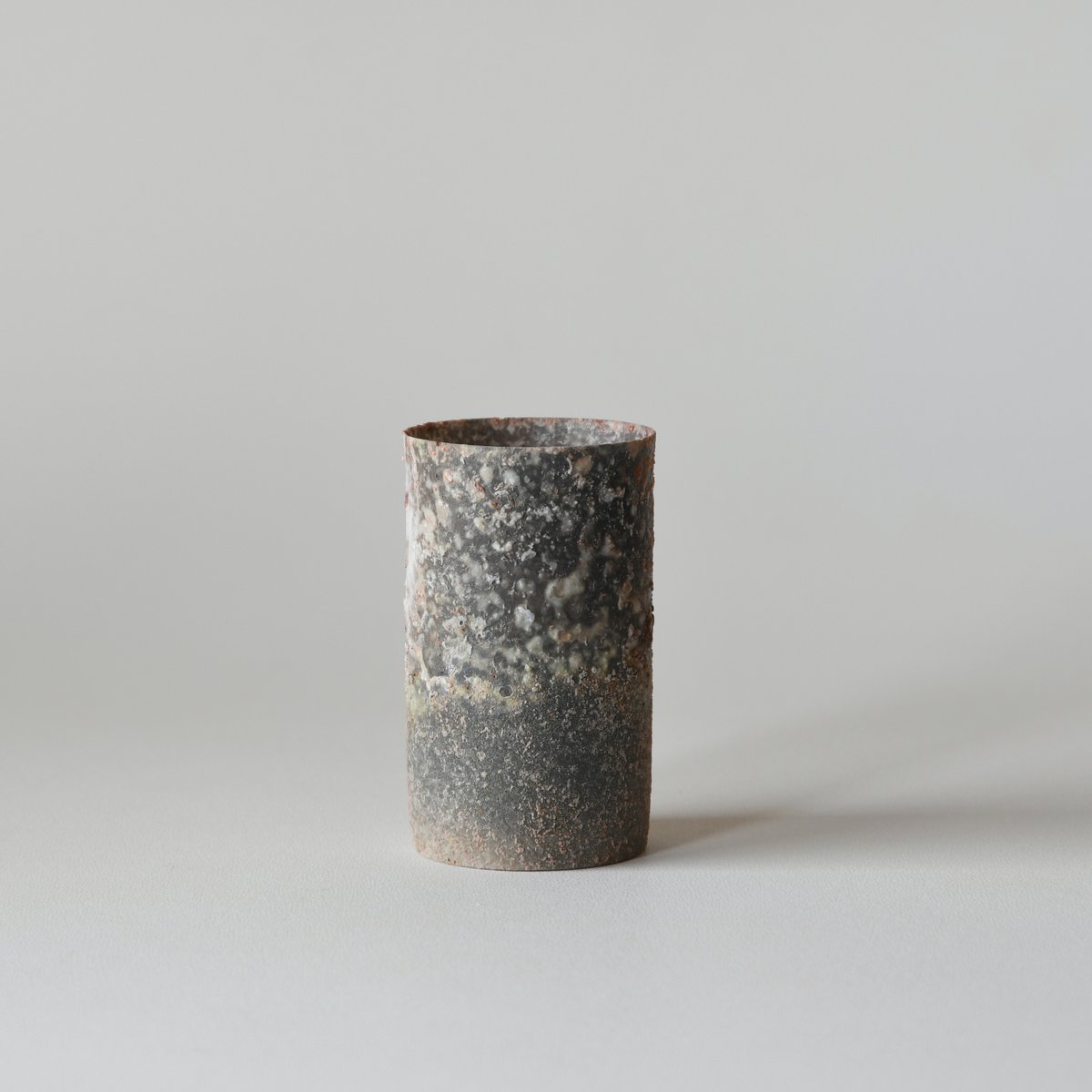 松本治幸：白磁窯変筒 /A40-9-4 | 市之倉さかづき美術館 ギャラリー宙