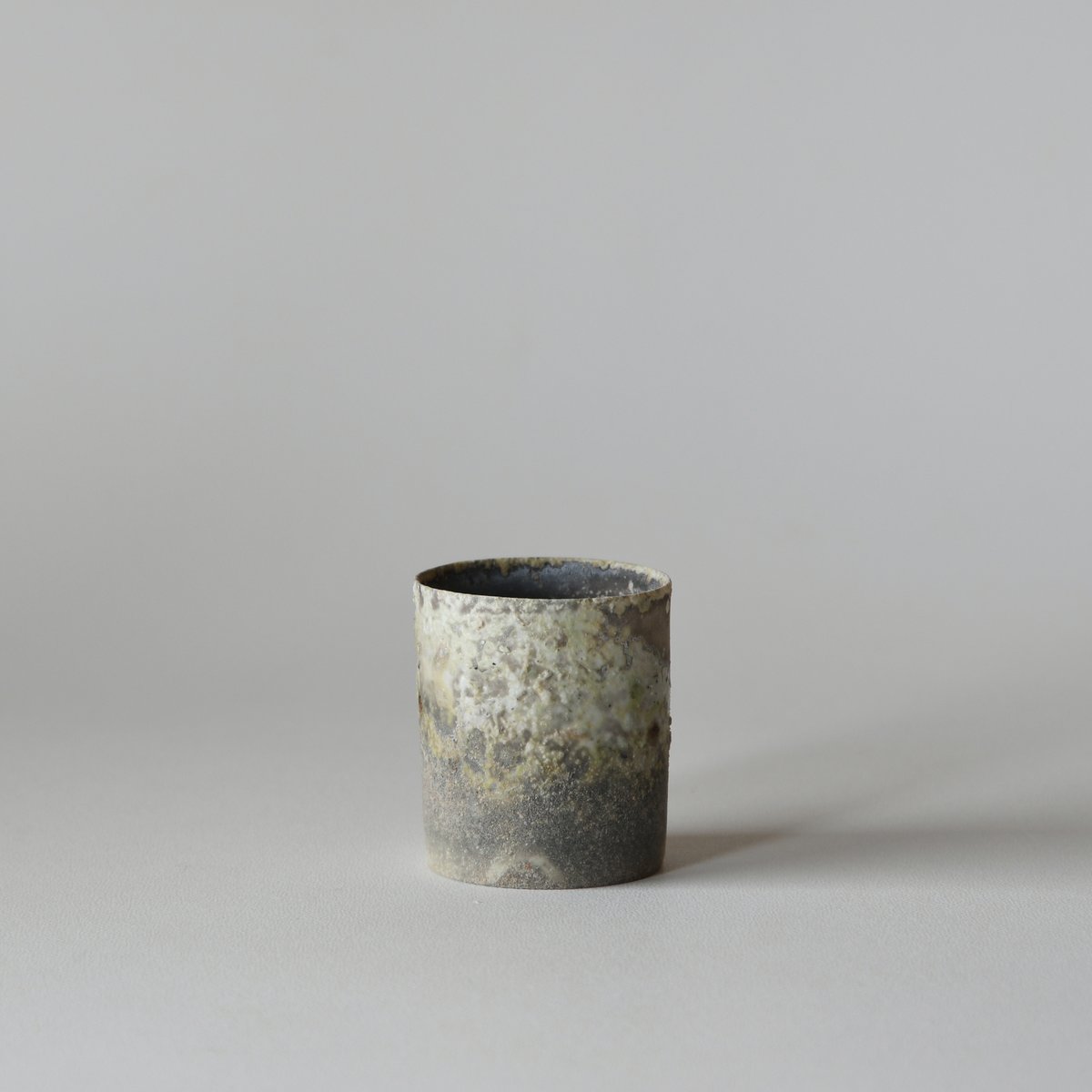 松本治幸:白磁窯変筒 /A40-10-2 | 市之倉さかづき美術館 松本治幸:白磁窯変筒 /A40-10-2 | 市之倉さかづき美術館