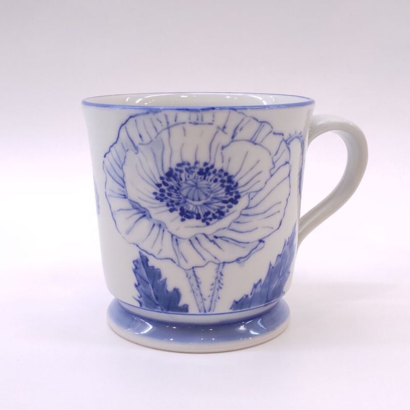 【新品未使用】東海林晴美 染付鉄絵 陶器製大皿 28cm 東海林晴美 「染付ひなげし文モーニングカップ」 | 恵埜画廊STORE