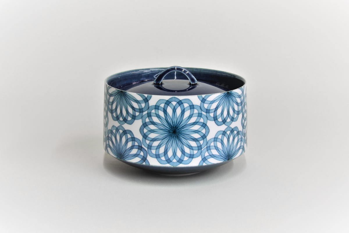 花柄装飾の濃紺水指 大原功樹 水指「華」 | 恵埜画廊STORE