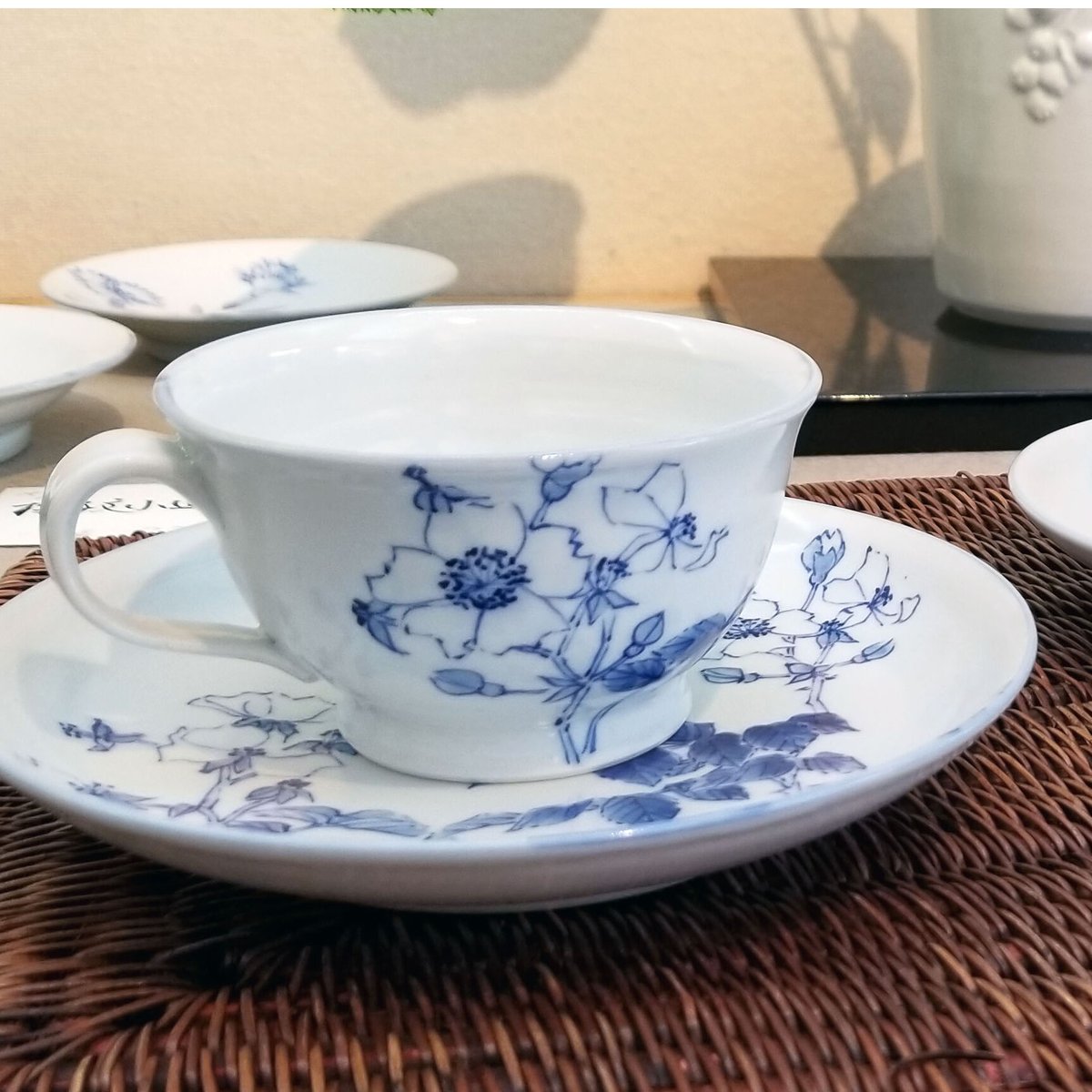 【新品未使用】東海林晴美 染付鉄絵 陶器製大皿 28cm fit=scale-down,w=1200