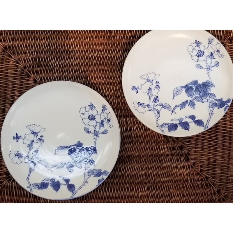 【新品未使用】東海林晴美 染付鉄絵 陶器製大皿 28cm 東海林晴美 染付野バラ文カップ＆ソーサー | 恵埜画廊STORE