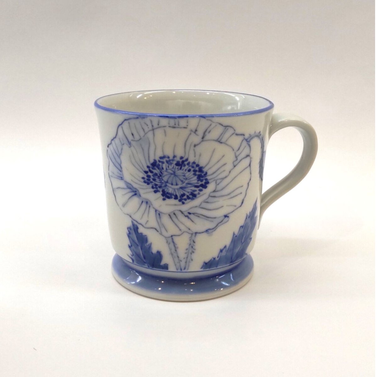 【新品未使用】東海林晴美 染付鉄絵 陶器製大皿 28cm 東海林晴美 「染付ひなげし文モーニングカップ」 | 恵埜画廊STORE