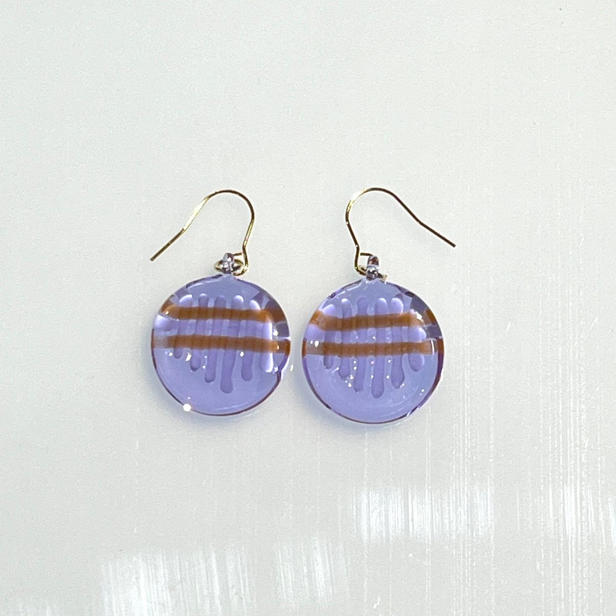 カバ ゆめかわ さんかく ガラス ピアス / イヤリング カバ ゆめかわ さんかく ガラス ピアス / イヤリング - メルカリ