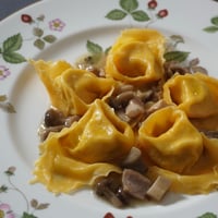 伝統のトルテッリ　鶏とキノコのサルサ　クリームチーズピュレ詰め