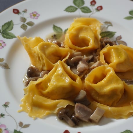 伝統のトルテッリ　鶏とキノコのサルサ　クリームチーズピュレ詰め