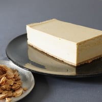 キャラメルムースケーキ　ザクザクアーモンド