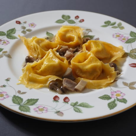 伝統のトルテッリ　鶏とキノコのサルサ　クリームチーズピュレ詰め