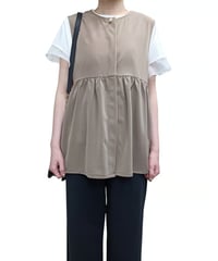 パールボタンペプラムブラウス・全3色(¥8,690)