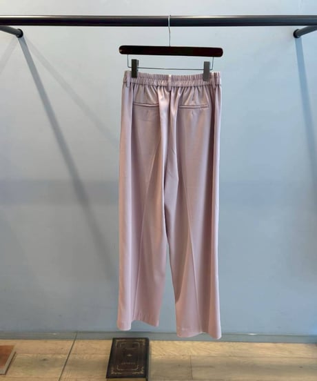 タックストレートパンツ・全3色(￥10,780)