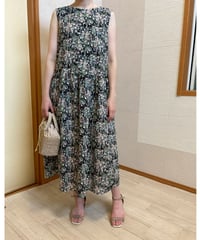 フラワープリントノースリーブワンピース・全3色(￥14,080)