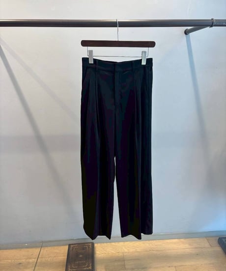 タックストレートパンツ・全3色(￥10,780)