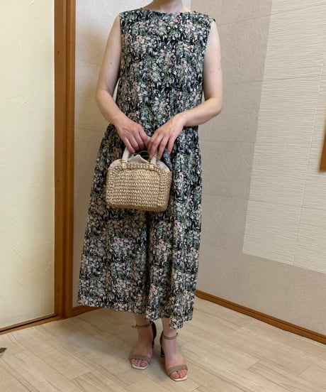 フラワープリントノースリーブワンピース・全3色(￥14,080)