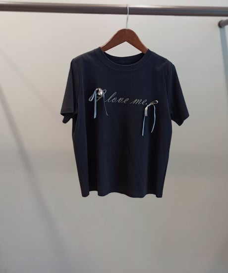 リボンロゴTシャツ・全2色(¥8,690)