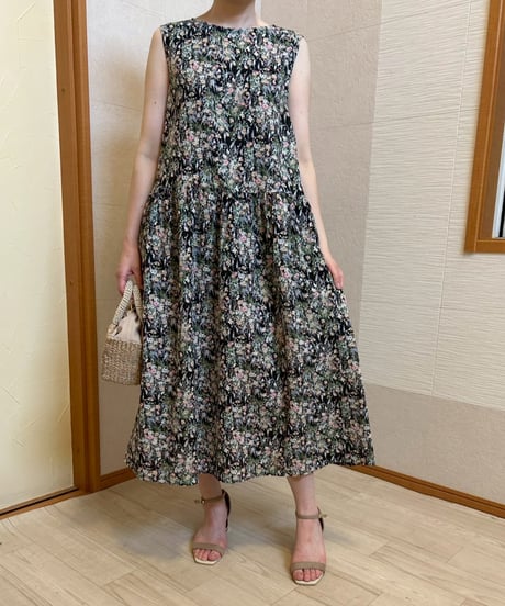 フラワープリントノースリーブワンピース・全3色(￥14,080)