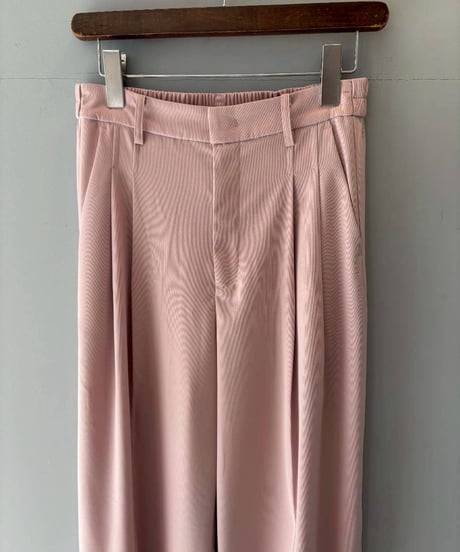 タックストレートパンツ・全3色(￥10,780)