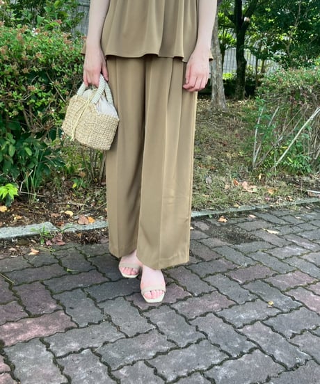 タックストレートパンツ・全3色(￥10,780)