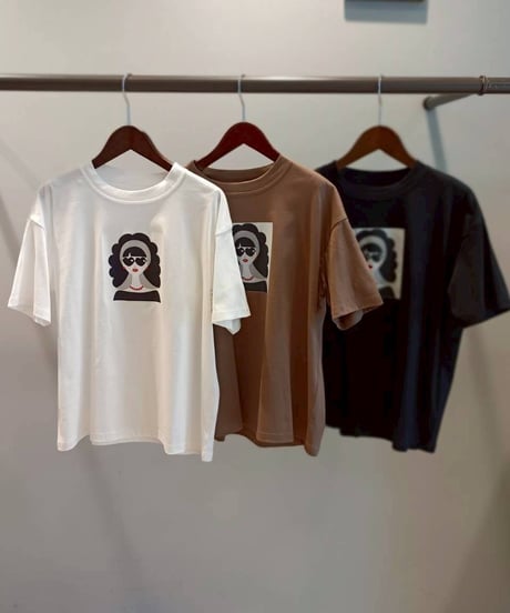 サングラスガールイラストTシャツ・全3色(￥7,590)