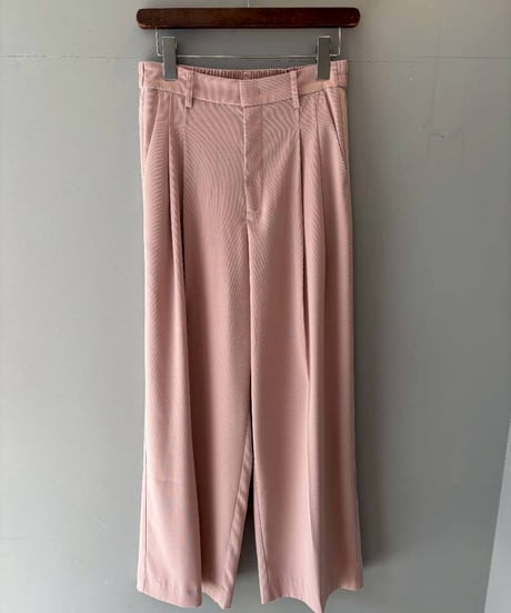 タックストレートパンツ・全3色(￥10,780)