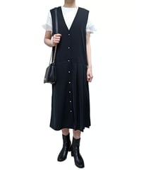 サイドプリーツパールボタンVネックワンピース・全3色(¥10,780)