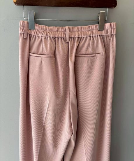 タックストレートパンツ・全3色(￥10,780)