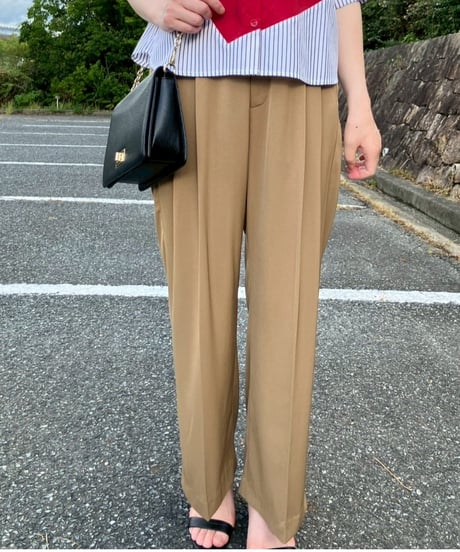 タックストレートパンツ・全3色(￥10,780)