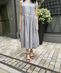 Vネックノースリワンピース・全3色(￥8,690)