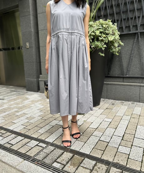 Vネックノースリワンピース・全3色(￥8,690)