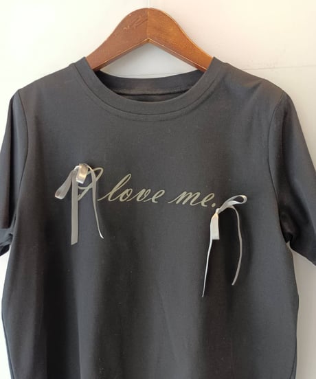 リボンロゴTシャツ・全2色(¥8,690)