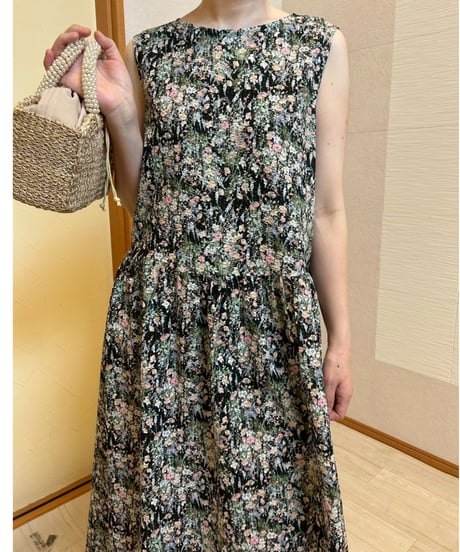 フラワープリントノースリーブワンピース・全3色(￥14,080)