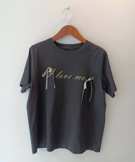 リボンロゴTシャツ・全2色(¥8,690)