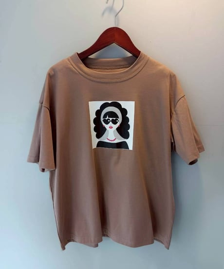サングラスガールイラストTシャツ・全3色(￥7,590)