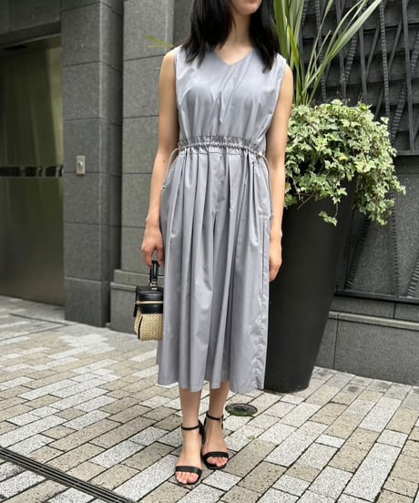 Vネックノースリワンピース・全3色(￥8,690)