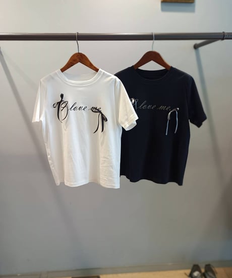 リボンロゴTシャツ・全2色(¥8,690)