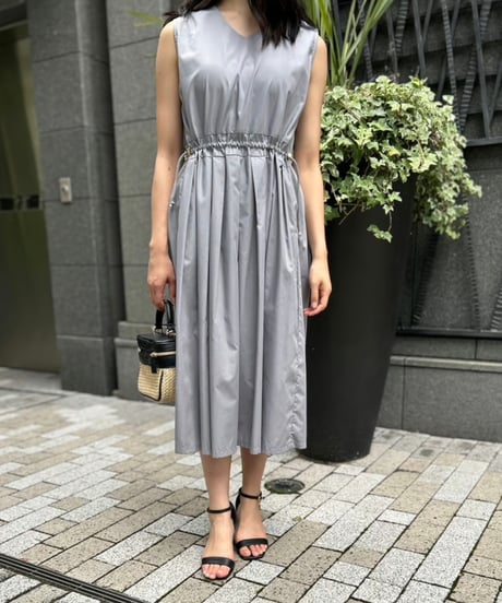 Vネックノースリワンピース・全3色(￥8,690)