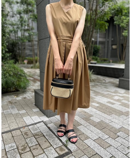 Vネックノースリワンピース・全3色(￥8,690)