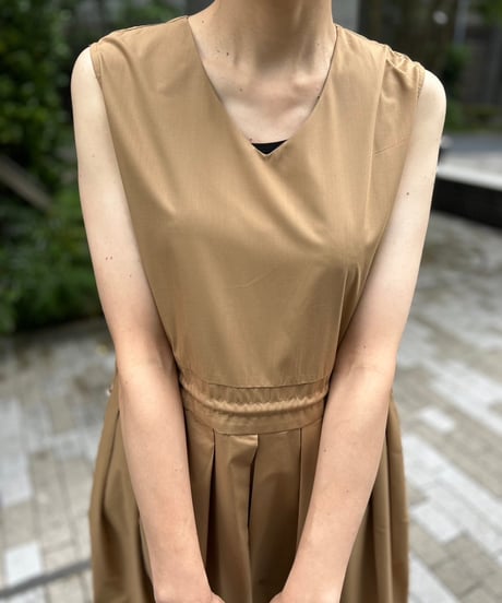 Vネックノースリワンピース・全3色(￥8,690)