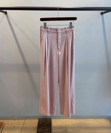 タックストレートパンツ・全3色(￥10,780)