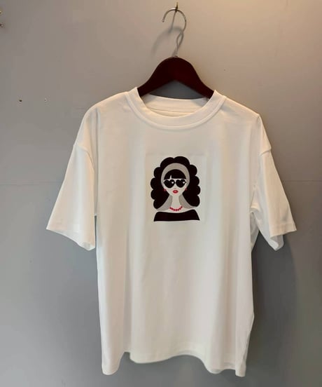 サングラスガールイラストTシャツ・全3色(￥7,590)
