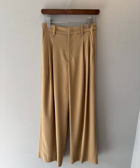 タックストレートパンツ・全3色(￥10,780)