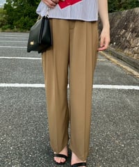 タックストレートパンツ・全3色(￥10,780)